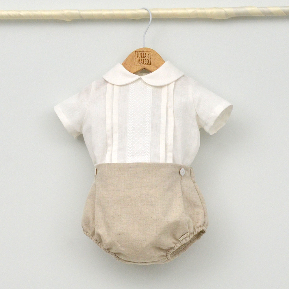 traje bautizo niño clasico hecho artesanalmente en España por Julia y Mateo en lino en color arena