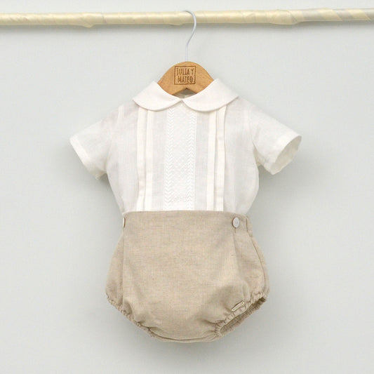 traje bautizo niño clasico hecho artesanalmente en España por Julia y Mateo en lino en color arena