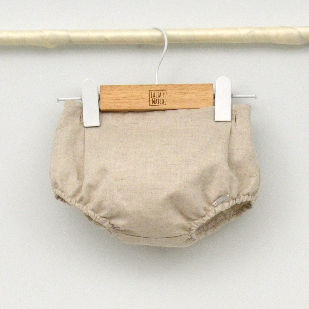 traje bautizo niño clasico hecho artesanalmente en España por Julia y Mateo en lino en color arena