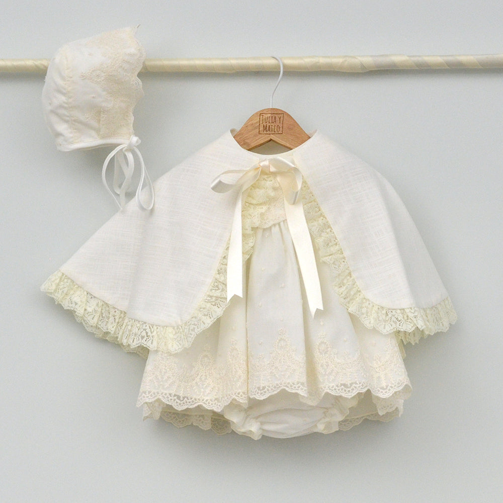 Capa y vestido bautizo clasico niña en color beige con capota y cubrepañal hecho artesanalmente en españa por Julia y mateo