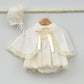 Capa y vestido bautizo clasico niña en color beige con capota y cubrepañal hecho artesanalmente en españa por Julia y mateo