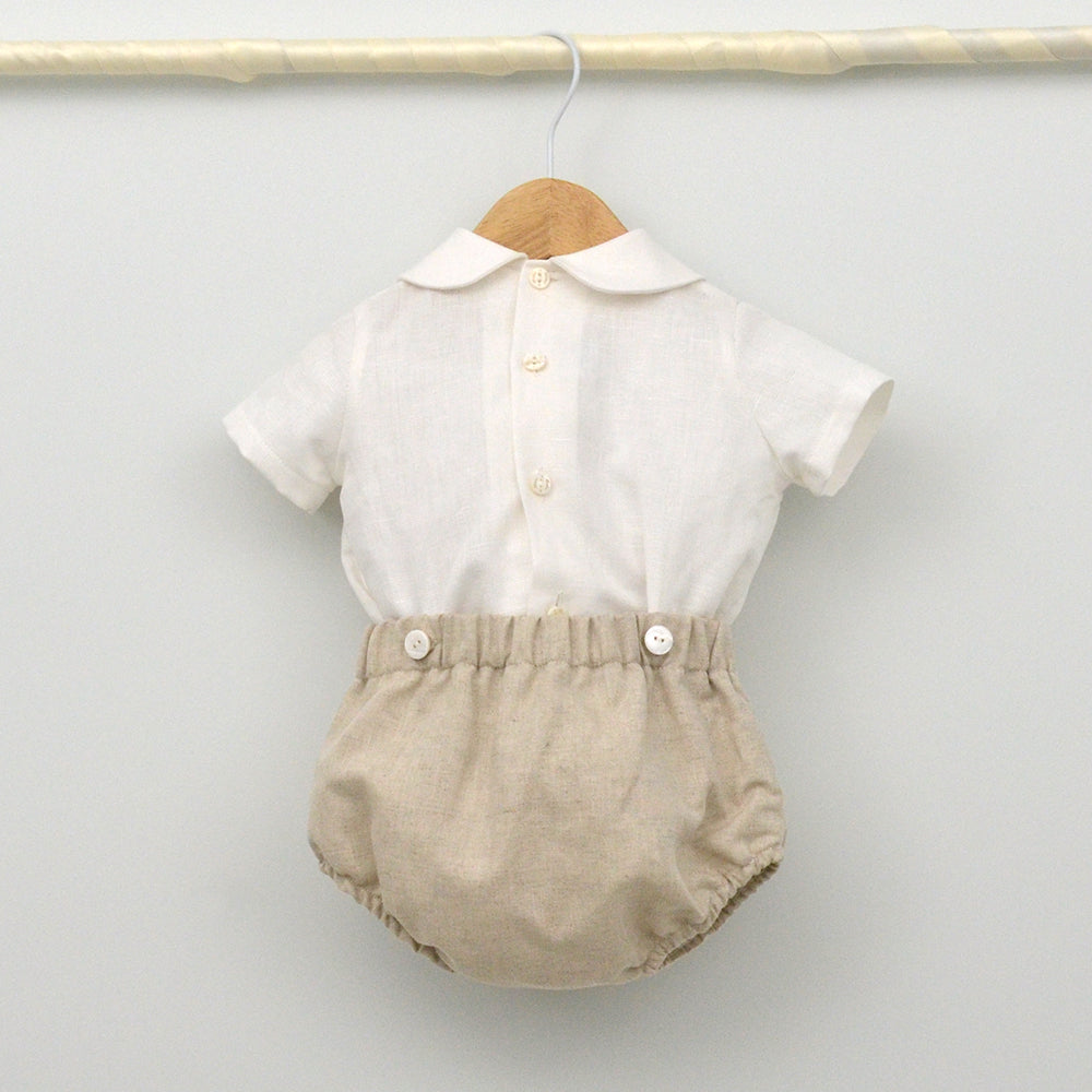 traje bautizo niño clasico hecho artesanalmente en España por Julia y Mateo en lino en color arena
