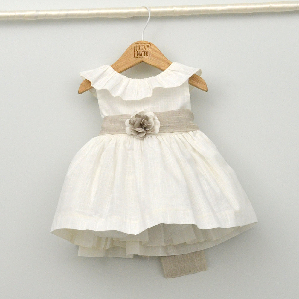 Bebé niña con vestido de ceremonia de lino color arena