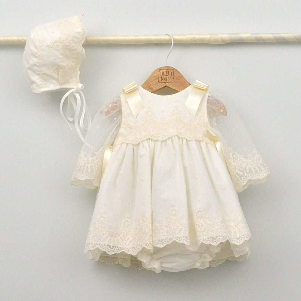vestido bautizo clasico niña en color beige con capota y cubrepañal hecho artesanalmente en españa por Julia y mateo