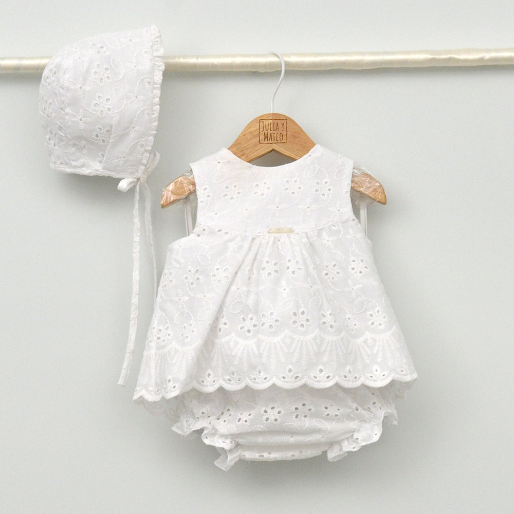 traje de ceremonia y bautizo de niña en color blanco 