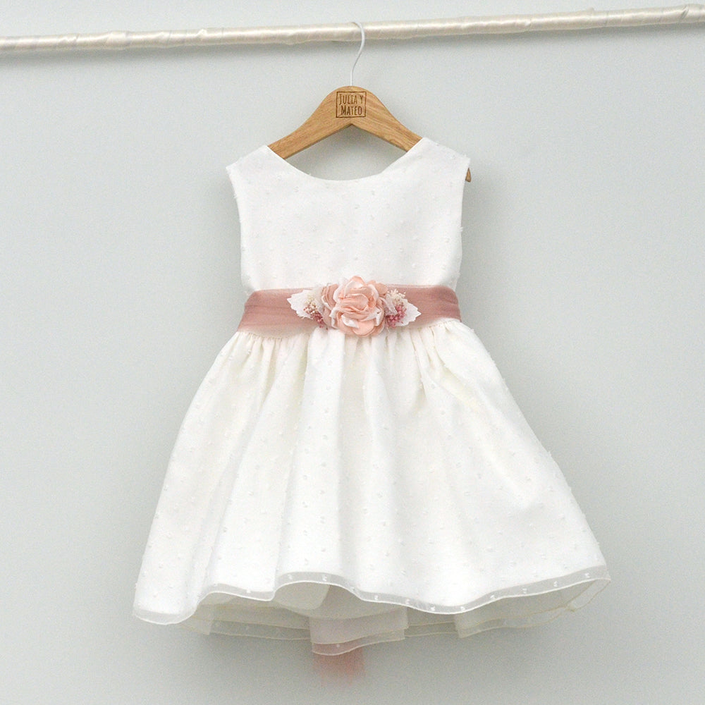 vestido niña de ceremonia con fajín en tul rosa y adorno floral 