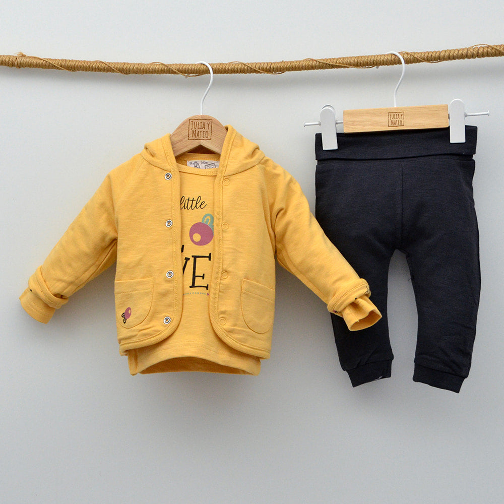 Conjunto bebé Amaya con chaqueta reversible, camiseta y pantalón